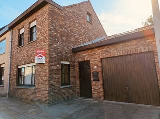 <p><strong>Wervik - Halfopen woning met aangename zuid gerichte tuin te koop.</strong></p>
<p>Op het <u>gelijkvloers</u> word je verwelkomd in een ruime inkomhal met apart gastentoilet. De aangename leefruimte biedt voldoende plaats voor een gezellige zithoek en een eettafel. Aansluitend bevindt zich de ruime keuken, die via een lichtrijke veranda toegang geeft tot de mooi aangelegde, zuid gerichte tuin.</p>
<p>Verder beschikt de woning op het gelijkvloers over een badkamer, een aparte wasruimte en een praktische garage met elektrische poort en rechtstreekse toegang tot de berging.</p>
<p>Op de <u>eerste verdieping</u> bevinden zich twee ruime slaapkamers. Boven de garage is er bovendien de mogelijkheid om een extra kamer in te richten, ideaal als derde slaapkamer, hobbyruimte of bureau.</p>
<p><strong>Troeven:</strong></p>
<ul><li>
<p>Halfopen bebouwing in Wervik</p>
</li><li>
<p>Aangename leefruimte met plaats voor een eetgedeelte</p>
</li><li>
<p>Ruime keuken</p>
</li><li>
<p>Lichtrijke veranda met zicht op de tuin</p>
</li><li>
<p>Zonnige, zuidgerichte tuin</p>
</li><li>
<p>Praktische garage met elektrische poort</p>
</li><li>
<p>Extra bergruimte en aparte wasruimte</p>
</li><li>
<p>Twee ruime slaapkamers met mogelijkheid tot een derde kamer</p>
</li></ul>