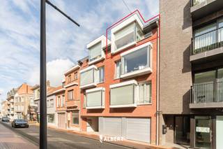 Zeer verzorgd duplexappartement in residentie Clement met een bewoonbare oppervlakte van 102 vierkante meter in het hartje van IzegemDe indeling van...