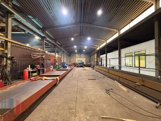 Op een strategische locatie bevindt zich dit bedrijfsgebouw bestaande uit magazijn gecombineerd met kantoren en buitenruimte. De site is...