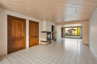 Kindvriendelijk gelegen gezinswoning met 4 slaapkamers, garage en volop potentieel – GullegemOntdek deze charmante gesloten bebouwing in het hart van...