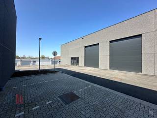 Gloednieuwe <strong>KMO-unit</strong> met een oppervlakte van <strong>352 m² met 3 privatieve parkeerplaatsen</strong> te huur. Uitstekend gelegen langs de commerciële Geallieerdenlaan (N58) met een vlotte verbinding naar de E403 op- en afrit 3 Moeskroen (5 km) en de E17 op- en afrit 1 Moeskroen.<br /><br />De casco magazijnruimte heeft een <strong>vrije hoogte van 6 m</strong> en is opgebouwd uit een betonconstructie met betonpanelen. Verder is de loods uitgerust met een automatische sectionale poort, lichtstraat met rookkoepel en polybetonvloer. Dankzij het<strong> raampartij </strong>kan er een kantoor / showroom ingebouwd worden.<br /><br />De loods maakt deel uit van de nagelnieuwe ontwikkeling "PARC PME DES ALLIES" bestaande uit 10 KMO-units van 188 m² tot 521 m² te koop en te huur. Tevens enkele mogelijkheden tot wonen op verdieping.<br /><br />Ruime manoeuvreerruimte on site met aanwezigheid van privatieve parkeerplaatsen per unit. <strong>Onmiddellijk beschikbaar!</strong><br /><br />Contacteer <strong>PANORAMA B2B</strong> voor bijkomende inlichtingen of een vrijblijvend plaatsbezoek <strong>056 222 256</strong>.