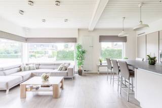 Deze praktische bungalow (met ingerichte zolder) in Berlare gelegen op een perceel van 858m² is een ideale woning voor wie op zoek is naar ruimte, comfort en privacy. De woning, gebouwd in 1971 en heeft een bewoonbare oppervlakte van 194m².<br /><br />Het interieur van de woning is ruim en licht, met grote ramen die zorgen voor veel natuurlijk lichtinval. De woonkamer is gezellig ingericht, wat zorgt voor een warme en uitnodigende sfeer. De keuken is volledig uitgerust met moderne apparatuur en biedt voldoende ruimte om te koken en te genieten van maaltijden. Er zijn in totaal 3 slaapkamers, wat de woning ideaal maakt voor een gezin. Boven is er een 4de hobby/leefruimte met open haard wat het wel uniek maakt. <br /><br />De tuin rondom de woning is goed onderhouden en biedt veel ruimte om te ontspannen. Er is ook een terras waar je in de zomermaanden heerlijk kunt genieten van een barbecue of gewoon kunt relaxen.<br /><br />Indeling; binnengekomen; ruime inkomhal, living ruimte met open keuken, bureauruimte nabij de living, ruime badkamer met wasruimte en 3 slaapkamers met de mogelijkheid om een 2de badkamer te voorzien. Boven een fantastische open ruimte die kan dienen als hobbyruimte, extra living of 4de slaapkamer. <br /><br />Voor meer informatie -> xavier@@makelaarshuys.be / 0468 31 17 51