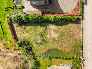 Deze bouwgrond van 994m2 is topgelegen aan de voet van het Kluisbos, genietend van een PRACHTIG ZICHT. Veel potentieel. Vergunning voor...