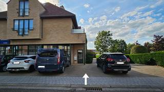 In het centrum gelegen bovengrondse parkingplaats.Er zijn 3 beschikbare parkingplaatsen naast mekaar te koop aan 13.900 euro/parkingplaats.Afmetingen...