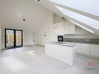 <p>Ontdek dit tweeslaapkamerappartement gelegen in het project Mench, een nieuw residentieel geheel dat hedendaagse architectuur combineert met een groene omgeving. Georganiseerd rond een ruime gemeenschappelijke tuin, biedt het een rustige leefomgeving in het hart van de stad.</p>
<p>Het appartement beschikt over een ruime, lichtrijke woonkamer met een open, volledig uitgeruste keuken, wat zorgt voor een gezellige leefruimte. De twee slaapkamers bieden comfortabele oppervlaktes, ideaal voor een gezin, een koppel of co-living. Een privatief terras verlengt op aangename wijze de binnenruimte.</p>
<p>In de onmiddellijke nabijheid van openbaar vervoer, winkels en hoofdwegen vormt dit pand een ideale opportuniteit die comfort en praktisch gemak combineert.</p>
<p>De technische uitrusting garandeert optimaal comfort: uitstekende energieprestatie met een EPC A, warmtepomp, zonnepanelen, ventilatiesysteem met dubbele flux, vloerverwarming, kwaliteitsvolle materialen en verzorgde afwerkingen. Lage provisies. Onmiddellijk beschikbaar. Mogelijkheid om een parkeerplaats te huren tegen meerprijs (met of zonder laadpaal). Oppervlaktes worden ter indicatie opgegeven.<br /><br /><span>Indeling</span> : </p>
<ul>
<li>Entreehal</li>
<li>Bergruimte</li>
<li>Toilet</li>
<li>Woonkamer met volledig ingerichte open keuken</li>
<li>Slaapgedeelte</li>
<li>Slaapkamer 1</li>
<li>Slaapkamer 2</li>
<li>Doucheruimte</li>
<li>Terras</li>
</ul>
<p><br /><br /></p>