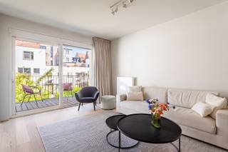 Uitzonderlijk rustig wonen in de bruisende theaterwijk<br /><br />Ligging<br /><br />Rust, privacy én toch midden in het kloppende hart van de stad. In de Henri Van Heurckstraat woon je op een toplocatie tussen het Theaterplein, de Meir en het Mechelseplein, met het exclusieve Botanic Sanctuary om de hoek. Alle winkels, horeca en cultuur bevinden zich op wandelafstand. Openbaar vervoer (metro Meir, tram op de Leien en Centraal Station) bereik je in enkele minuten.<br /><br />Beschrijving<br />De recente luxeresidentie “Leopold” is een verborgen parel die hedendaagse architectuur combineert met rust en groen dankzij de prachtig aangelegde binnentuinen. Het appartement op de eerste verdieping is hoogwaardig afgewerkt en omvat een inkomhal met afzonderlijk toilet, wasberging, badkamer en slaapkamer met dressing.<br />De lichtrijke leefruimte met volledig uitgeruste keuken geeft uit op een zonnig terras met uitzicht op de binnentuin. Warme parketvloeren, ingemaakte kasten en een verfijnde afwerking zorgen voor een luxueus en huiselijk geheel.<br />Inclusief zonwering, meubels, gordijnen en verlichting: volledig instapklaar en een unieke kans op toplocatie.<br /><br />Belangrijkste troeven<br /><br />• Topligging in het historische centrum<br />• Hoogwaardig project met binnentuin<br />• Mogelijkheid tot autostaanplaats of kelder<br />• Instapklaar en onmiddellijk beschikbaar<br />• Volledig bemeubeld<br />• Fietsenberging en binnentuin