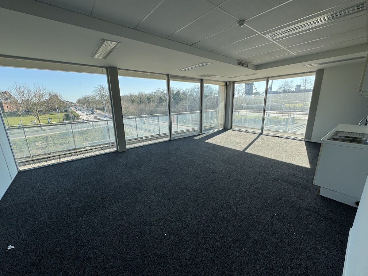Modern en centraal gelegen kantoor in Brugge, aan de Dampoort - foto 3