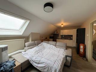 <p>Dit charmante dakappartement is onmiddellijk beschikbaar en wordt aangeboden aan €650 per maand. Dankzij de praktische indeling en gunstige ligging vormt het een ideale woonst voor wie comfortabel en centraal wil wonen.</p><p>Bij het betreden van het appartement komen we terecht in de gezellige leef- en eetruimte met aansluitend de open keuken. De keuken is volledig uitgerust met een vaatwasser, koelkast, oven, kookplaat en dampkap.</p><p>Verder beschikt het appartement over een volwaardige slaapkamer met voldoende ruimte voor een dubbel bed en een kastenwand. De ruime badkamer is voorzien van een douche, toilet en lavabo. Daarnaast is er voldoende plaats voor extra kastruimte en bevinden zich hier de aansluitingen voor een wasmachine en droogkast.</p><p>Een autostaanplaats is inbegrepen in de huurprijs.</p><p>Ook de ligging is een belangrijke troef. Winkels, recreatiemogelijkheden en openbaar vervoer bevinden zich in de nabije omgeving. Bovendien ligt de E40 op slechts 1 km, waardoor er een uitstekende verbinding is richting de omliggende steden.</p><p>Huurprijs: €650 per maand<br />Beschikbaarheid: onmiddellijk</p>