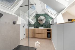 [[ DIT PAND NEEMT DEEL AAN DE ERA OPEN HUIZEN DAG OP 19/9 VAN 11:00 TOT 12:00 ]]
<p>Opglabbeek is de plek waar je nog vlot combineert: rust in een residentiële woonwijk, maar werk, winkels en school om de hoek. De lagere school van Opglabbeek ligt op wandel- en fietsafstand, het centrum met winkels en huisarts is dichtbij. Wie richting Genk of Hasselt moet, staat via de oprit van de E314 in een kleine vijf minuten op de snelweg. </p>

<p>Binnen merk je meteen dat het werk al gedaan is. De bovenverdieping werd in 2024 volledig vernieuwd, en samen met de eerdere renovaties in 2009 mogen spreken we van een instapklare woning. Op het gelijkvloers vind je lichte, open leefruimtes plus een extra slaapkamer met badkamer en wasplaats: handig als thuiskantoor vandaag, en de basis voor comfortabel gelijkvloers wonen op langere termijn. De verwarmingsinstallatie werd ook recent vernieuwd met nieuwe gaswandketel en warmtepompboiler met als gevolg een EPC B-label! En de volledige woning is onderkelderd!</p>

<p><strong>Waarom kopers hier op hun plek zitten</strong></p>

<ul><li><strong>Bovenverdieping volledig vernieuwd in 2024:</strong> het zware werk boven zit erop, jij hoeft enkel in te richten naar smaak</li><li><strong>Instapklaar:</strong> meteen bewoonbaar, vernieuwde technieken en een gunstig EPC</li><li><strong>Toekomstgericht gelijkvloers: </strong>extra slaapkamer met badkamer en wasplaats op het gelijkvloers, klaar om mee te groeien</li><li><strong>E314 op enkele minuten: </strong>Genk en Hasselt vlot bereikbaar, ideaal voor wie pendelt</li><li><strong>Lagere school op wandel- en fietsafstand:</strong> de dagelijkse schoolrit zonder de auto</li></ul>