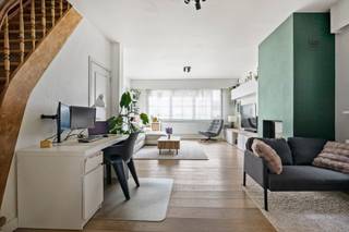 Deze instapklare gezinswoning op de Ploegsebaan in Brasschaat is er eentje waar je je meteen thuis voelt. Een warme sfeer, verrassend veel ruimte...