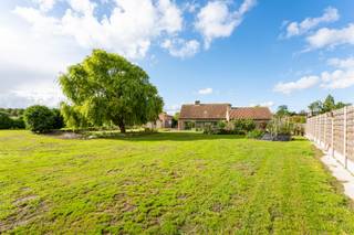 Verzorgde villa met 3 slaapkamers op ruim, groen perceel mét loods van 400m². <br />Geweldige opportuniteit op een steenworp van Roeselare en met vlotte verbinding naar de E403!<br /><br />De villa beschikt over een gunstig EPC dankzij de dubbele beglazing, centrale verwarming en dakisolatie. <br />Indeling als volgt: <br />Op het gelijkvloers: <br />- Inkomhal <br />- Bureel <br />- Leefruimte <br />- Keuken met eetplaats <br />- Veranda<br />- Badkamer <br />- Toilet<br />- Berging <br />- Slaapkamer <br /><br />Op de verdieping: <br />- Nachthal <br />- 3 slaapkamers <br />- Toilet<br /><br />Er is eveneens een inpandige garage. <br />De loods (400m²) is in perfecte staat, voorzien van elektriciteit en water. <br />Er is een inrijpoort vooraan en achteraan.<br /><br />Er is de mogelijkheid de woning aan te kopen met loods en tuin (3.340m² grondoppervlakte) <br />Er is ook de mogelijkheid de woning te kopen met aanpalende grond (6.953m² grondoppervlakte)