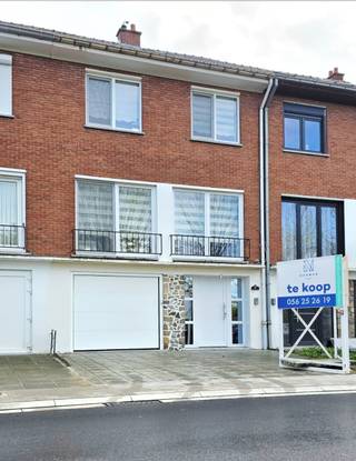 We komen deze volledig gerenoveerde bel-étagewoning binnen via de uitnodigende hall. Op de eerste verdieping vinden we de lichtrijke, ruime leef- en zitkamer, een tot in de puntjes ingerichte keuken en een aanpalende zonnekamer met zicht op de tuin. <br /><br />De master bedroom is de eyecather van de tweede verdieping, waar we ook nog een prachtige dressing aantreffen, een slaapkamer, 2 opbergruimtes en een luxebadkamer met douche en toilet. De zeer ruime zolderverdieping, bereikbaar via een vaste trap, biedt een zee van ruimte en is op vandaag ingericht als slaapkamer voor 3 kinderen. <br /><br />Op de gelijkvloerse verdieping vinden we nóg een luxueuze badkamer met lavabo, douche en toilet. Onder de trap is er handige opbergruimte voorzien. Daarnaast is er nog een zeer ruime inpandige garage (met elektrische poort) die dienst kan doen als was- en opbergruimte maar die ook keukenvoorzieningen heeft. Er is een rechtstreekse toegang tot de ruime tuin. <br /><br />+ EPC A (20 zonnepanelen in de prijs inbegrepen)<br />+ vlotte bereikbaarheid<br />+ volledig instapklaar
