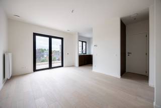 Bent u op zoek naar een appartement met 1 slaapkamer in het centrum van Brasschaat? Dan leest u best even verder. Dit dakappartement (zonder lift) werd recent bijgebouwd op de derde verdieping van een kleinschalig gebouw op de Bredabaan en werd hoogwaardig afgewerkt. Deze afwerking zit in zijn laatste fase en dan is enkel nog verhuizen de boodschap!<br />Indeling: aan de voorzijde is er de slaapkamer met ingemaakte dressingkast. Aansluitend de badkamer met inloopdouche en wastafel dubbel in meubel. Vervolgens hebben we de gezellige woonkamer met ingemaakte kast en een apart toilet. Tenslotte is er nog de kwaliteitsvolle ingerichte keuken. Het terras van bijna 20m² geeft de mogelijkheid om heerlijk te vertoeven in de avondzon.<br />Troeven:<br />- nieuw gebouwd<br />- hoogwaardige afwerking<br />- alles conform<br />- ventilatiesysteem aanwezig<br />- gunstige ligging nabij het centrum van Brasschaat<br />Lijkt dit appartement iets voor u? Neem dan snel contact op met ons kantoor op 03 360 85 30!