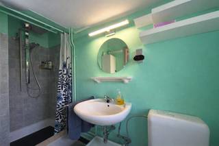 Op amper 800m van het strand en de zee en vlakbij het commerciële centrum van De Haan, vindt u dit instapklaar appartement met 1 slaapkamer.Met...