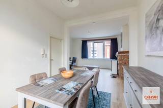Deze interessante <strong>opbrengsteigendom</strong> met ruime handelsruimte en een bovenliggend appartement is gunstig gelegen nabij het centrum van Mariakerke.<br /><br />Op het gelijkvloers bevindt zich een <strong>grote commerciële ruimte</strong> van ca. 195 m². Deze polyvalente ruimte is toegankelijk via een <strong>grote garagepoort</strong> en beschikt daarnaast over een <strong>aparte bureauruimte</strong>, waardoor ze geschikt is voor verschillende professionele activiteiten zoals opslag, atelier of werkplaats.<br />Boven de handelsruimte bevindt zich een twee slaapkamer appartement dat bestaat uit een leefruimte met eetplaats en living, een keuken, een badkamer en een praktische wasplaats. Op het bovenste verdiep bevinden er zich<strong> twee slaapkamers</strong>.<br /><br />Bent u op zoek naar een unieke locatie om uw zaak te starten en erboven te wonen of te verhuren? Neem gerust contact met ons op voor het maken van een afspraak 09 278 88 88.<br />