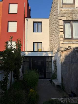 <br />In de rustige, centraal gelegen Van Weselestraat vindt u deze volledig gerenoveerde eengezinswoning van 130 m² met drie slaapkamers en een zonnige zuidwest-gerichte stadstuin.<br /><br />De woning werd de voorbije jaren grondig aangepakt: in 2020 werden het dak en de isolatie volledig vernieuwd, en in 2022 volgde een renovatie van de benedenverdieping met o.a. een nieuwe keuken met kookeiland en gasfornuis, een luxueuze badkamer met dubbele wastafel en inloopdouche, nieuwe vloeren en een stalen raampartij die de leefruimte verbindt met de tuin. Het resultaat is EPC-label B — uitzonderlijk voor een woning uit 1930 — zonder renovatieverplichting bij overdracht.<br /><br />Troeven op een rij:<br /><br />•Renovatie benedenverdieping 2022, dak en isolatie 2020<br />•EPC-label B — geen renovatieplicht<br />•Zuidwest-gerichte tuin met avondzon<br />•KI slechts €438 (lage onroerende voorheffing)<br />•Rustige straat, op wandelafstand van winkels, scholen en openbaar vervoer, vlotte verbinding met centrum Antwerpen<br />•Rechtstreekse verkoop door eigenaar — geen makelaarskosten, snel schakelen<br /><br />Alle attesten aanwezig (EPC, elektrische keuring, asbestattest, bodemattest).