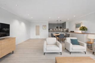 <strong>De Panne: Ruim en gemoderniseerd 2-slaapkamerappartement op topligging nabij zee</strong><br /><br />Op zoek naar een instapklaar appartement aan zee? Dit reeds gemoderniseerde en ruime 2-slaapkamerappartement is gelegen op de 2de verdieping van de residentie ’t ZAND III, op de gekende Leopold I Esplanade te De Panne. Een uitzonderlijke ligging op slechts enkele stappen van de zee, het strand en de duinen, ideaal als vaste woonst, tweede verblijf of investering.<br /><br /><strong>Indeling</strong><br />Het appartement beschikt over een inkomhal met vestiaire, een lichtrijke en ruime woonkamer met toegang tot een zonnig terras, een vernieuwde en volledig ingerichte keuken, een apart toilet, een moderne badkamer met ligbad en twee volwaardige slaapkamers. Daarnaast hoort er een private kelder bij het appartement. Er bestaat bovendien de mogelijkheid tot aankoop van een afgesloten garage in de residentie voor een meerprijs van €45.000.<br /><br /><br /><strong>Troeven</strong>
<ul><li>Topligging op enkele stappen van zee en duinen</li><li>Afgesloten garage mogelijk (meerprijs €45.000)</li><li>Energiezuinig: EPC B</li><li>Ideaal als vaste woonst, tweede verblijf of investering</li></ul>
<br />Interesse? Contacteer ons vandaag nog voor een bezoek en laat u overtuigen door dit uitzonderlijke appartement aan zee.<br />