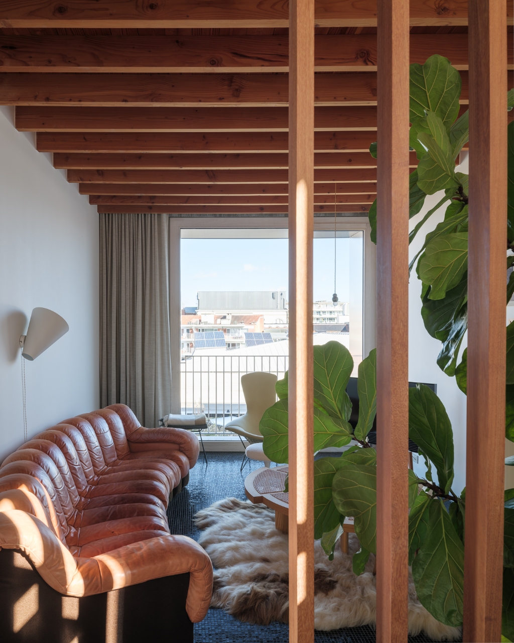 Architectuur, centrum Gent – Genereuze split-level woning met bijzondere ruimtelijkheden, dakterras, en achterliggende polyvalente praktijkruimte. - photo 5
