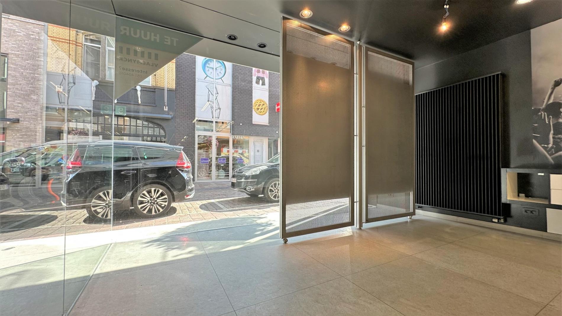 Unieke, instapklare winkelruimte op uiterst commerciële ligging in de Kortrijkstraat te Tielt! - foto 5