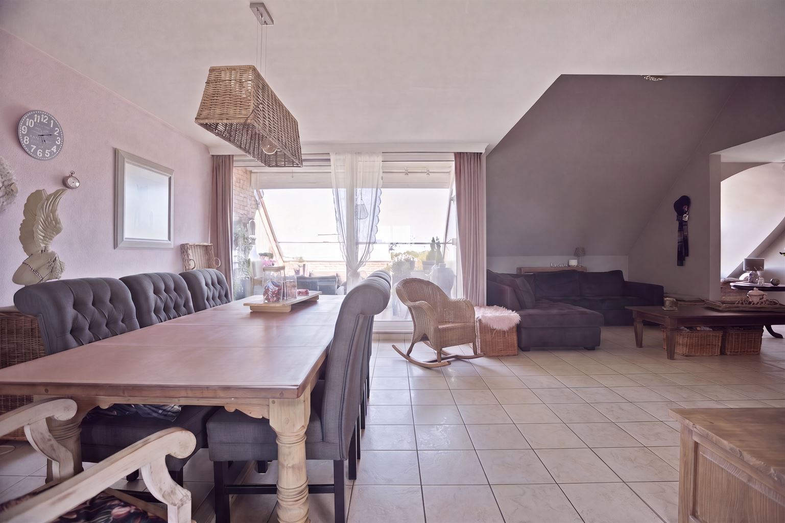 Prachtig duplexappartement met 3 slaapkamers, 2 terrassen en een inpandige garagebox, rustig gelegen op wandelafstand van het centrum van Maaseik. - foto 4