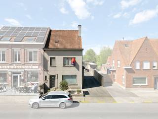 Ruime halfopen bebouwing met loods van ca. 300m², 3 slaapkamers en zonnig terrasOntdek deze veelzijdige eigendom die wonen en werken perfect...
