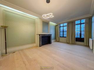 Gelegen op de markt van Oudenaarde, met frontaal uitzicht op het stadhuis, bevindt zich dit stijlvol gerenoveerde duplex-appartement met...