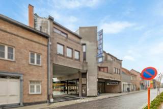 Op zoek naar een centrale locatie om uw kantoor, handel op praktijk uit te bouwen met veel parkeermogelijkheden? Gevonden.Deze toonzaal heeft een...