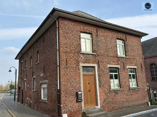 <p><span>PROPRIÉTÉ À FINIR AVEC DE NOMBREUSES POSSIBILITÉS.</span></p><p><span>Prix demandé : 195 000 euros</span></p><p><span> </span></p><p><span>Cette maison partiellement rénovée est très bien située dans le centre ville.</span></p><p><span>Au rez-de-chaussée, la maison a déjà été vidée et les plafonds authentiques ont été sablés.</span></p><p><span> </span></p><p><span>Au premier étage, il y a 2 chambres et le palier. Ceux-ci ont déjà été magnifiquement rénovés dans le même style qu'au rez-de-chaussée.</span></p><p><span> </span></p><p><span>Au deuxième étage se trouve le grenier. Il pourrait être transformé en chambres supplémentaires.</span></p><p><span> </span></p><p><span>Il y a également une petite cour.</span></p><p><span>Idéal pour quelqu'un qui aime l'authenticité</span></p><p><span>Label EPC F</span></p><p><span> </span></p><p><span>Certificat d'urbanisme/information sur demande !</span></p><p><span>Pour info ou visite appelez 0489/54.69.99 ou envoyez un email à dylan@svena.be</span></p><p><span>Ces détails sont donnés à titre indicatif et nous ne pouvons être tenus responsables de toute inexactitude.</span></p><p><span>La surface habitable est donnée à titre indicatif.</span></p><p><span> </span></p><p><span> </span></p><p><span> </span></p><p><span> </span></p><p><span> </span></p>