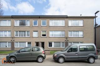 Dit recent gerenoveerde opbrengsteigendom is rustig gelegen en geniet tegelijk van een uiterst centrale ligging. Het gebouw omvat drie instapklare appartementen, elk ingedeeld met een inkomhal voorzien van vestiairekast, een apart gastentoilet, een ingerichte badkamer, een lichtrijke leefruimte, een volledig geïnstalleerde keuken en twee volwaardige slaapkamers. Vanuit één van de slaapkamers heeft men rechtstreeks toegang tot de privatieve tuin of de ruime terrassen over de volledige breedte van het appartement.<br /><br />Dankzij de kwalitatieve renovatie en de aantrekkelijke ligging vormt dit pand een uitstekende investering met een mogelijke huuropbrengst van minimaal € 41.400 per jaar.<br /><br />Daarnaast bestaat de mogelijkheid om garageboxen bij aan te kopen aan € 25.000 per stuk. Er zijn momenteel vijf garageboxen beschikbaar, wat een extra meerwaarde biedt voor zowel verhuur als toekomstig rendement.<br /><br />Bent u op zoek naar een zorgeloze investering zonder technische bekommernissen, dan biedt dit eigendom een unieke opportuniteit.<br /><br />Extra informatie:<br />Alle nutsvoorzieningen zijn individueel;<br />Gunstig EPC's;<br />goed ligging;<br />Recent gerenoveerd gebouw.<br /><br />De beschikbare documenten kan u terugvinden via de downloads op onze website.<br />Voor meer informatie kan u terecht op www.hansvastgoed.com of contact opnemen via info@hansvastgoed.com of +32 3 366 05 30.