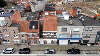 Projectgrond bestaande uit een te renoveren woonst, instapklare kantoorruimte (54m²) en building met 2 appartementen (110m²) en handelsruimte...