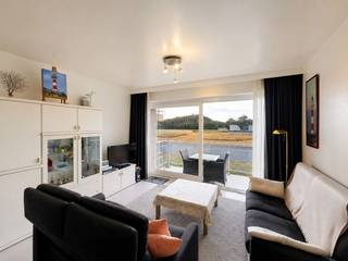 Schitterend appartement met verzicht (type doorloper) op het gelijkvloers van een goed onderhouden residentie, ideaal gelegen op een toplocatie in Nieuwpoort-Bad, vlak bij de Schildpad en de wandelpromenade en op korte wandelafstand van het strand en de zee.<br />Het appartement omvat een inkomhal met aparte berging en toilet, een badkamer met douche en twee slaapkamers. Verder beschikt het over een ruime en lichtrijke woonkamer met open keuken en rechtstreekse toegang tot het terras. Vanop het terras geniet u van een mooi open zicht op het Maritiem Park.<br />In de prijs is tevens een kelderberging met exclusief genots- en gebruiksrecht inbegrepen.<br />Dankzij de centrale ligging, de praktische indeling en het open zicht is dit appartement uitermate geschikt als tweede verblijf, vaste woonst of investeringseigendom.