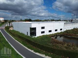 Op een strategisch gelegen bedrijfssite aan de Gentseweg (N43) te Waregem, een belangrijke commerciële verbindingsweg met een uitstekende zichtbaarheid, worden 6 moderne nieuwbouw KMO-units gerealiseerd.<br /><br />De unit beschikt over opslag-/bedrijfsruimte met oppervlakte van +/- 450 m², telkens in combinatie met een inpandig kantoor/showroom van +/- 180 m² met glaspartij.<br />De units zijn ontworpen voor ondernemers die op zoek zijn naar een kwalitatieve en goed bereikbare bedrijfsruimte, waarbij magazijn-/atelier-/opslagruimte wordt gecombineerd met een praktisch inpandig kantoor of showroom en afzonderlijk toilet. Dankzij deze combinatie zijn de units geschikt voor diverse professionele activiteiten.<br /><br />De site geniet een commerciële ligging aan de Gentseweg, met een goede zichtbaarheid en een vlotte verbinding naar het centrum van Waregem en de omliggende gemeenten. Bovendien bevindt het project zich nabij de E17, met op- en afrit Waregem, wat zorgt voor een uitstekende bereikbaarheid richting Gent, Kortrijk.<br /><br />Contacteer PANORAMA B2B voor bijkomende technische inlichtingen, plannen of een vrijblijvend plaatsbezoek op het nummer 0460 97 66 66.