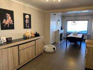 Deze woning biedt een zee aan ruimte.  Via de riante inkomhal komen we de woning binnen.  Vervolgens een ruime eetkamer met haard en open (ingerichte) keuken.  Achteraan is een tweede leefruimte (nu ingericht als zithoek met televisie) met uitzicht op de tuin en een apart toilet.  Op de verdieping bevinden zich 3 slaapkamers, een dressing en een badkamer (douchecabine, lavabo en toilet).  De zolder (50 m<sup>2</sup>) is bereikbaar via een vaste trap en biedt tal van mogelijkheden (4<sup>e</sup> slaapkamer).  Droge kelder.  24 zonnepanelen.  Elektriciteit conform.  