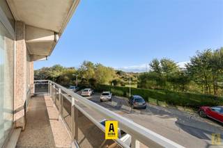 Gezellig appartement, gelegen op de eerste verdieping van de verzorgde residentie Astrid, pal in het bruisende toeristische hart van Bredene. <br />Ligging troef: op wandelafstand van winkels, horecazaken, het strand (bijna letterlijk aan je voeten!), de tramhalte én een ruime openbare parking op slechts 100 meter.<br />Indeling: Inkomhal lichtrijke woonkamer met toegang tot het zonnige balkon en leuk open zicht, open keukenhoek, badkamer met ligbad, wc en lavabo, ruime slaapkamer. extra: mogelijkheid tot aankoop van een autostaanplaats en/of een ruime privatieve berging op het gelijkvloers.<br />Momenteel verhuurd aan een correcte huurder! Ben je op zoek naar een sfeervol appartement aan zee, ideaal als tweede verblijf of investering? Dan is dit een mooie opportuniteit!