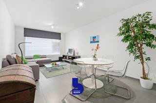 Dit modern gerenoveerd gelijkvloers appartement bevindt zich in een kleinschalig, volledig vernieuwd gebouw met slechts drie entiteiten. Midden in de prachtige Belle Epoquewijk van Oostende op een steenworp van de zeedijk. Een topligging waar charme en bereikbaarheid hand in hand gaan: op wandelafstand van het bruisende stadscentrum, het strand en het openbaar vervoer.<br /><br />Binnenin geniet u van een doordachte indeling met een inkomhal, twee volwaardige slaapkamers en een lichtrijke, gezellige woonkamer met open keuken, dé ideale plek om thuis te komen. Verder beschikt het appartement over een apart toilet, een praktische berging met aansluiting voor wasmachine én een extra kelderberging.<br /><br />De grote privatieve tuin met terras vormt een absolute troef: een heerlijke buitenruimte waar u in alle rust kan ontspannen of gezellig kan tafelen met familie en vrienden.<br /><br />De gekeurde elektriciteit, het gunstig EPC label en de mooie afwerking zorgen voor een instapklaar appartement. Geen syndicus = lage algemene kosten (€ 33 per maand). <br /><br />Bovendien is het appartement momenteel verhuurd, wat het eveneens bijzonder interessant maakt als investering met onmiddellijk rendement. Dankzij het ontbreken van een syndicus blijven de gemeenschappelijke kosten bovendien uitzonderlijk laag.<br /><br />Een unieke kans op een toplocatie aan zee: ideaal als vaste woonst, tweede verblijf of slimme investering.