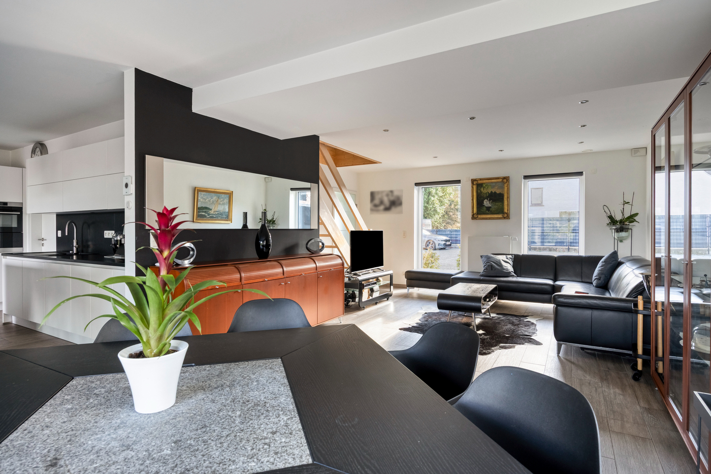 Ruime gezinswoning met bijgebouw, stallen en weiland in uitstekende staat - foto 5