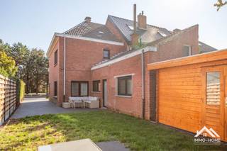 Deze gerenoveerde halfopen bebouwing in Sint-Amandsberg biedt een aangename combinatie van ruimte, lichtinval en hedendaags wooncomfort. De woning heeft een frisse, verzorgde uitstraling en geniet dankzij de vele ramen van een natuurlijke lichtinval die het ruimtelijke gevoel extra versterkt.<br />De lichtrijke leefruimte sluit aan op de ruime, vernieuwde witte keuken, die voorzien is van een gasfornuis en voldoende werk- en kastruimte. De frisse afwerking zorgt voor een aangename en praktische kookomgeving. Op het gelijkvloers bevindt zich bovendien een slaapkamer met natuurlijke lichtinval. Op de eerste verdieping zijn er nog twee slaapkamers en een vernieuwde badkamer, uitgerust met een inloopdouche, een modern badkamermeubel en een toilet. Een extra kleine kamer is huidig ingericht als wasplaats. Ook buiten is het aangenaam vertoeven. Het terras sluit aan op een tuin met grasperk, waar voldoende ruimte is om te ontspannen of gezellig buiten te zitten. Het afzonderlijke tuinhuis biedt extra opbergmogelijkheden voor tuinmateriaal en fietsen.<br />Een bijkomende troef is de parkeergelegenheid zowel voor als naast de woning, wat zorgt voor extra praktisch comfort. Deze lichtrijke, gerenoveerde woning in Sint-Amandsberg biedt met haar drie slaapkamers, moderne keuken, vernieuwde badkamer, aangename tuin en parkeermogelijkheden een comfortabele thuis voor wie op zoek is naar ruimte en een frisse, hedendaagse woonomgeving. Bezoekdag op zaterdag 31/10 : Inschrijven via mail naar stefan@immo-home.be, geen telefonische inschrijvingen! Volg ons op Fb en Insta. Voor meer info: www.immo-home.be. GRATIS SCHATTING & GRATIS FINANCIEEL ADVIES