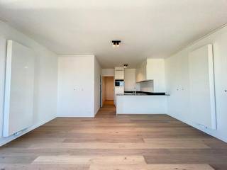 Brussel: Dit appartement met 1 slaapkamer van 71m² is gelegen op de 10e verdieping van de recente constructie Brooklyn.<br /><br />Het appartement bestaat uit een inkomhal, ruime woonkamer met een open en volledig ingerichte keuken, berging en toilet. Vervolgens telt dit appartement 1 ruime slaapkamer met dressing en een aansluitende badkamer. <br />Verder geniet u van een zuidoost gericht terras. <br /><br />Het gebouw beschikt over een gemeenschappelijke fietsenruimte en bevindt zich op wandelafstand van het openbaar vervoer, winkels en scholen. <br /><br />De provisie voor de gemeenschappelijke kosten en de privatieve verwarming bedraagt 150 euro per maand. <br /><br />Via onze website kan u een bezoekaanvraag indienen of uw bezoek inplannen.
