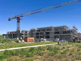 Met 32 exclusieve appartementen biedt Residentie Hagelberg een ideale thuisbasis voor zowel bewoners als investeerders.<br />Dit lichtrijke gelijkvloerse appartement (A0.1 = 95m²) met groot zuidwest gericht en deels overdekt terras van 22m² omvat:<br />INDELING: Inkomhal met vestiaireruimte, ruime berging, lichtrijke leefruimte met keuken voorzien van ingebouwde toestellen, apart hangtoilet, 2 slpks, badkamer voorzien van badmeubel met dubbele lavabo en douche.<br />Volledige en nog vrij te kiezen binnenafwerking tot en met de laminaat in de slpks. <br /><span>Uiterst energiezuinig (E10 = A-Label) dankzij zonnepanelen (energiedelen) , warmtepomp met vloerverwarming (+koeling) en ventilatiesysteem D.</span><br />Ondergrondse staanplaatsen en kelderbergingen welke mee dienen aangekocht te worden.<br /><span>Gelijkvloerse afsluitbare fietsenstalling en lift zijn voorzien. </span>De werken zijn gestart.<br />Gelegen in een rustige omgeving met een centraal park en gelegen bij alle voorziening in handbereik en vlotte verbinding A12 combineert Residentie Hagelberg het beste van twee werelden.<br /><br />Prijs excl. btw en kosten. Download de brochure op https://durabrik.immo/berendrecht<br />Heb je vragen of wil je een bezoek brengen aan dit appartement? Contacteer dan je bouwadviseur via 09 280 60 60 of mail naar info@durabrik.be.<br />De beelden en oppervlaktes zijn indicatief.<br />