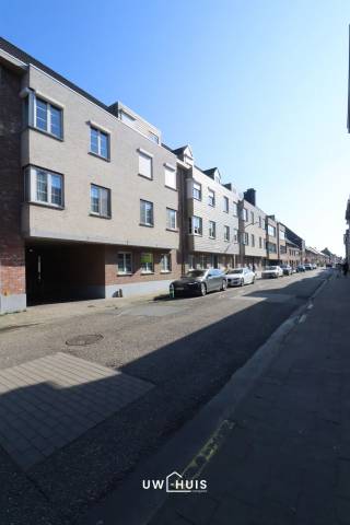 Bent u op zoek naar een (ruim) gelijkvloers appartement met twee slaapkamers, tuin (incl. overdekt terras) én garage? Lees en kijk dan snel...