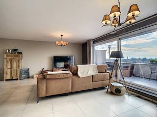 Situé à la Boelarestraat 56/11, à distance de marche des commerces, écoles et restaurants. Ce duplex unique comprend 3 chambres, une salle de...
