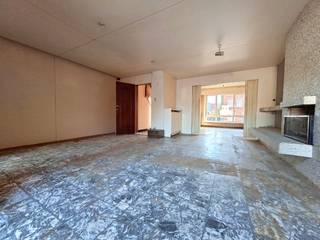 Deze ruime woning is gelegen aan de rand van het centrum van Brugge en heeft 6 slaapkamers, een grote garage en een tuintje. Diverse winkels (apotheek, fietsenwinkel, restaurant, bakkerij, supermarkt,....) in de onmiddellijke omgeving. (wg, gvg, gvv, gmo, gvkr)<br /><br />www.desmetpoupeyebrugge.be<br /><br />Voor meer info of een bezoek, contacteer ons 050 47 00 00 of kom langs op ons kantoor te Hoefijzerlaan 1 ('t Zand) Brugge.<br /><br />- inkom met toilet en vestiaire<br />- living (tegels)<br />- keuken<br />1e verdieping : gewelven<br />- badkamer : lavabo, toilet en ruimte een ligbad of inloopdouche<br />- 3 slaapkamers : 2 x 2 pers. en 1 x 1 pers. <br />2e verdieping : gewelven<br />- 3 slaapkamers : 2 x 2 pers. en 1 x 1 pers. <br />3e verdieping : houten roostering, te bereiken met losse trap<br />- geïsoleerde zolder <br />kelderverdieping : <br />- grote garage geschikt voor 2 wagens<br />* ramen in PVC met dubbel glas (uitz. keuken en eetplaats)<br />* dak is geïsoleerd