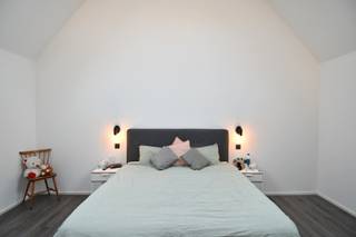 Op een toplocatie nabij het centrum van Gullegem – een gezellige en vlot bereikbare deelgemeente van Wevelgem – vinden we deze verrassend ruime...