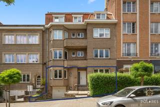 *** BEZOEKDAG: 18/8 - ENKEL TE RESERVEREN VIA WWW.POLARES.EU ***<br /><br />Op zoek naar een instapklaar appartement met nét dat tikkeltje meer? Dan is dit charmante gelijkvloerse appartement in een rustige, gegeerde laan absoluut een bezoek waard. Met een bewoonbare oppervlakte van 92m² (volgens EPC) geniet je van een doordachte indeling: een ruime inkomhal, een gezellige keuken met uitzicht op de privatieve tuin, een lichtrijke leefruimte, een bureau, een badkamer en momenteel één ruime slaapkamer (2 mogelijk). Ideaal voor wie comfortabel wil wonen of op zoek is naar extra flexibiliteit.<br />Buiten wacht een échte troef: een gedeeltelijk overdekt terras dat naadloos overgaat in een gezellige stadstuin. Achteraan bevindt zich bovendien een volledig vernieuwd bijgebouw, momenteel ingericht als praktijkruimte/bureau. Perfect als thuiskantoor, praktijk, hobbyruimte of atelier.<br /><br />En dat is nog niet alles:<br />✔️ Ruime privatieve garage<br />✔️ Kelderberging<br />✔️ Geen gemeenschappelijke lasten<br /><br />De ligging? Moeilijk te overtreffen! Op slechts 10 minuten wandelen van metrostation Tomberg, 5 minuten van het Georges Henripark en met een Delhaize letterlijk om de hoek geniet je hier van een uitstekende bereikbaarheid én alle voorzieningen binnen handbereik.<br /><br />📅 Inschrijven voor de bezoekdag kan uitsluitend via www.polares.eu <br /><br />Een unieke opportuniteit voor wie op zoek is naar een woning met karakter, een prachtige buitenruimte én een extra polyvalente ruimte op een toplocatie. Mis deze kans niet!