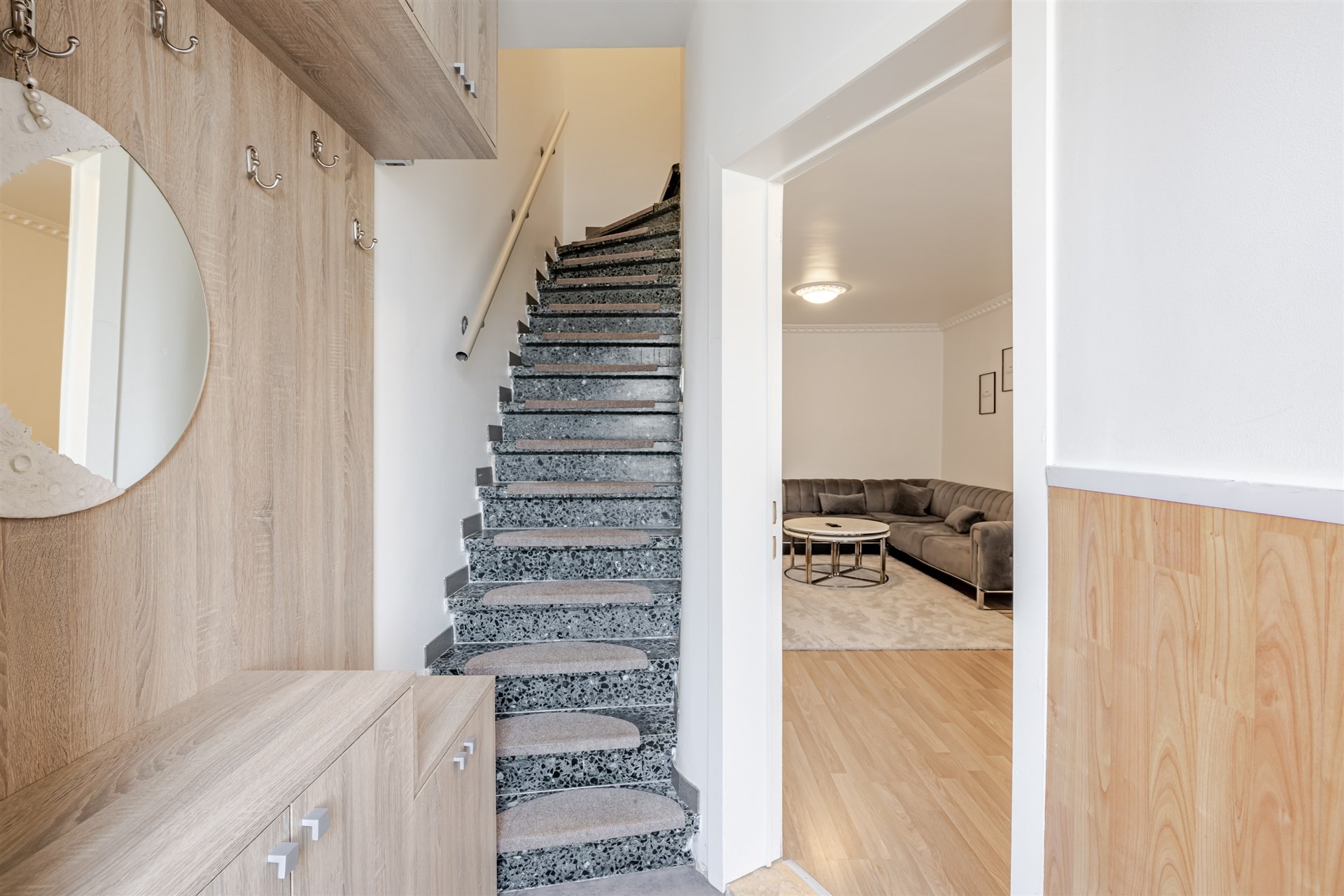 Ruime woning met 4 slks, tuin en garage - foto 2