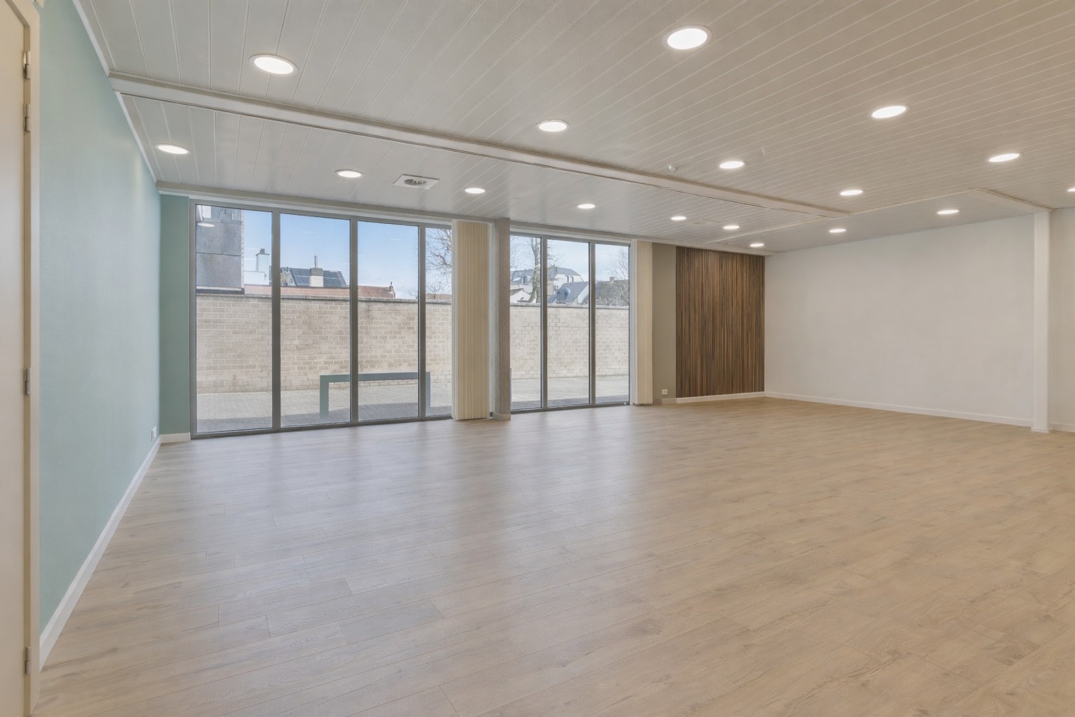 Instapklaar handelspand met privé parking te huur in Jabbeke - foto 4