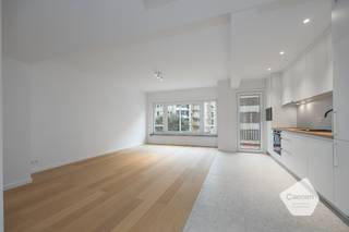 <ul>
	<li>Dit recent <strong>gerenoveerd</strong> twee slaapkamer appartement is gelegen in de Koningsstraat.</li>
	<li>Het appartement is gelegen vlakbij het strand, casino, winkelstraten, ...</li>
	<li>De indeling is als volgt: inkom, leefruimte met open keuken, <strong>twee slaapkamers</strong>, badkamer, toilet, berging en twee balkons.</li>
	<li>het appartement werd recent volledig gerenoveerd met zeer kwalitatieve materialen: Parketvloer, <strong>warmtepomp</strong>, inloopdouche, ...</li>
	<li>De keuken is voorzien van: inductie kookplaat met dampkap, micro, oven, frigo, dievries en vaatwas.</li>
	<li>Gezien de gunstige oriëntatie geniet je er van zeel veel natuurlijk <strong>daglicht en zon</strong>.</li>
	<li>Bijkomende kenmerken: <strong>gunstige EPC score</strong> - conforme elektrische keuring - asbestveilig.</li>
	<li>Het ideale tweede verblijf of investering.</li>
</ul>