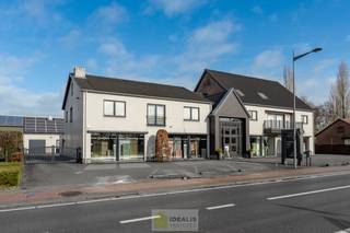 <strong>INSTAPKLARE HANDELSRUIMTE VAN MAAR LIEFST +- 410M² MET RIANTE WONING OP SCHITTERENDE COMMERCIËLE ZICHTLOCATIE!! </strong><br /><strong>IDEALIS VASTGOED – Interessante eigendom met uitstraling, ruimte én potentieel, bestaande uit een ruime handelsruimte en een riante woning (achter en boven gelegen met aparte ingang en tuingedeelte), op een toplocatie aan de rand van het centrum van Hamont. Dankzij de uitstekende visibiliteit en de ruime parkeermogelijkheden pal voor het gebouw (voor 10 wagens), vormt dit een unieke opportuniteit voor wie werken en riant wonen wil combineren op één exclusieve locatie.<br /><br />LIGGING: </strong><br />Deze bijzondere eigendom bevindt zich langs een druk bereden verkeersader tussen Hamont en Neerpelt en geniet van een uitstekende bereikbaarheid. Winkels, scholen en openbaar vervoer liggen op wandelafstand. Door de combinatie van een centrale ligging en uitstekende zichtbaarheid aangevuld met een riante parking leent zich dit royale pand als dé commerciële ruimte bij uitstek.<br /><br /><strong>INDELING: </strong><br /><strong>Gelijkvloers: </strong><br />- Handelsgedeelte met extra brede etalage vanwege de grote glaspartijen (+-410m²) – balie/kantoogedeelte volledig voorzien van ingebouwd meubilair – ruime mogelijkheid tot stockage (zowel achter het winkelgedeelte als in de kelder als in het bijgebouw achteraan het perceel) – private voordeur/inkomhal/trappenzaal voor woongedeelte – gastentoilet – extra ruime/luxueus ingerichte keuken met naastgelegen koele berging te gebruiken voor zowel privé als handelsgedeelte – aparte inkom voor handelsgedeelte - gehele complex opgetrokken in kwalitatieve materialen en tevens een hoge afwerkingsgraad –<br /><br /><strong>Eerste etage:</strong><br />- Vide – wasplaats – toilet – kwalitatief afgewerkte woonkamer voorzien van parketvloer en gashaard – toegang tot bureel (eventueel om te bouwen tot keuken op verdieping – nachthal met toegang tot 3 slaapkamers – badkamer (voorzien van dubbele wastafel, ligbad, douche) – extra ruimte te gebruiken als fitness of dressing, in het verlengde van de badkamer -<br /><br /><strong>Tweede etage:</strong><br />- Zolderruimte, toegankelijk via verplaatsbare trap -   <br /><br /><strong>Bijgebouw:</strong><br />- Garage (momenteel ingericht als extra woonruimte) – carport – tuinberging -   <br /><br /><strong>EXTRA TROEVEN:</strong><br />- Unieke eigendom vlakbij het centrum van Hamont<br />- Drukke verkeersader<br />- Veel visibiliteit<br />- 10 eigen riante parkeerplaatsen voor de deur<br />- Extra brede etalage<br />- Kwalitatieve afwerkingsgraad<br />- Zeer goed onderhouden/instapklaar<br />- Handelsruimte voorzien van airco<br />- Energiezuinig (Label A)<br />- Mogelijkheid tot bijkomend aankopen van 2 bovengelegen appartementen met garages (zodat u over het volledige complex beschikt)<br /><br /><strong>Stedenbouwkundige Inlichtingen:</strong><br />Bouwvergunning - Woongebied - Geen dagvaarding - Geen voorkooprecht – Verkavelingsvoorschriften<br /><br /><strong>EPC: </strong> A – certificaatcode: 20260317-0003825590-KNR-1<br /><br /><strong>O-peil:</strong> Niet overstromingsgevoelig gebied<br /><br /><strong>Benieuwd naar dit unieke pand?<br />Wenst U advies omtrent uw eigen woning? Graag plannen wij vrijblijvend met U een afspraak in om onze expertise met U te delen, steeds tot Uw dienst!!<br />Neem contact op met IDEALIS VASTGOED op 011/515 565 of mail naar info@idealisvastgoed.be!</strong><br /> 