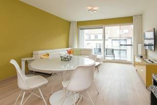 Luxueus afgewerkt 2 slaapkamerappartement met zonneterras gelegen op de derde verdieping van de Residentie Rodin - Kerkstraat 18, Middelkerke. Dit appartement ligt pal in het centrum van Middelkerke en in zeer korte nabijheid van alle winkels, openbaar vervoer en de Zeedijk. Tevens is er de mogelijkheid om een bovengrondse garagebox te huren voor 120 euro per maand!<br /><br />Indeling:<br />- inkomhall met ingemaakte vestiaire<br />- living met open geïnstalleerde keuken en toegang tot terras<br />- 2 ruime slaapkamers<br />- zonneterras<br />- open geïnstalleerde keuken met kookeiland <br />- berging met aansluiting wasmachine<br />- badkamer met ligbad en dubbele lavabo<br />- gastentoilet met lave-main<br /><br />Pluspunten:<br />- centraal gelegen nabij winkels, openbaar vervoer en de zee<br />- gemeenschappelijke fietsenberging op het gelijkvloers<br />- ruim zonneterras<br />- mogelijkheid om garagebox te huren vlak aan het gebouw (residentie Villa Nova)!<br /><br />Het appartement is beschikbaar vanaf 01/11/2026<br />Mogelijkheid huur garagebox: €120/maand<br />Algemene onkosten: provisie €60/maand<br /><br />Ben je geïnteresseerd in dit pand te huur in Middelkerke? Ga naar de website www.dewaele.com, klik op het pand dat je wenst te huren. Via de rode knop "vraag je bezoek aan" vragen we u kort een profiel in te vullen. Daarna nemen we contact op voor een bezoek. Telefonisch kunnen er geen afspraken gemaakt worden.