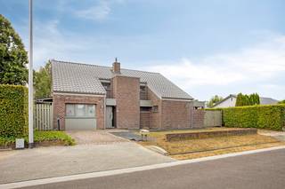 Welcome to Sint-Jansstraat 4 in Kuringen (Hasselt), where this surprisingly spacious house with a living area of no less than 328 m² from 1976 is located. <br />This house is located on a fantastic plot of 14 ares 16. <br />The location combines the best of both worlds: quiet living in a green environment with excellent accessibility to the bustling center of Hasselt, public transport, schools and the E313.<br /><br />Layout: <br />Ground floor: Spacious entrance hall with access to a large desk and separate hobby room - ideal for working from home or an independent job. The bright living room with an open kitchen offers a stunning view of the deep, green garden. The adjoining porch provides an abundance of natural light. Practical is the 2nd kitchen/storage space directly behind the main kitchen. <br /><br />First floor: night hall, a high-quality bathroom with walk-in shower and bath, 3 spacious bedrooms (including 1 with dressing), and a second, completely separate dressing room with private bathroom. <br /><br />Attic: Very spacious storage loft<br /><br />Benefits &amp; Energy:<br />In 2011, the roof was completely renewed and equipped with 32 solar panels. This results in an excellent and forward-looking EPC label B! A unique opportunity for those looking for space, greenery, comfort and a strategic location.<br /><br />The property is offered through the Pre-sale formula. On 16/09/2026 between 16:30 and 18:30, you can come visit the house by appointment and make an offer. The listed price is a starting price. For further information, please contact the property agent.<br /><br />Register of measures: no